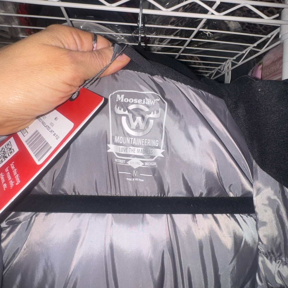 Moosejaw Men's Sleek Black and Gray Puffer Jacket - Picture 6 of 8